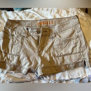 Cute beige Hydraulic Jean shorts